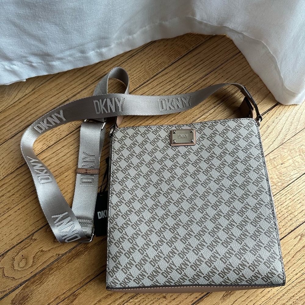 DKNY Parker Messenger shoulder purse crossbody - brand new